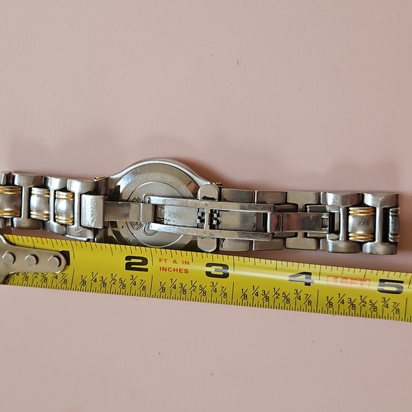 Gucci 9040M Two-Tone Gold And Silver Stainless Steel Swiss Made Mens Watch - Picture 6 of 6